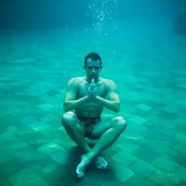 ¿Debo exhalar antes de nadar bajo el agua? (Cómo hundirse)